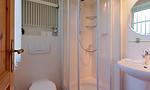 Modernes Badezimmer mit Dusche und Waschbecken - Worpswede - Top-Hundeurlaub