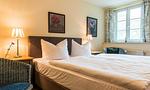 Schlafzimmer mit Doppelbett und geschmackvoller Einrichtung - Worpswede - Top-Hundeurlaub