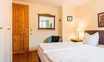 Schlafzimmer mit Doppelbett und Holzdekor - Worpswede - Top-Hundeurlaub