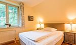 Schlafzimmer mit großem Bett und Fenster - Worpswede - Top-Hundeurlaub