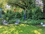 Garten mit Liegestühlen und üppigem Grün - Worpswede - Top-Hundeurlaub
