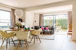 Gemütliches Wohnzimmer mit Esstisch und Sofa - Drei Akazien Wohnung 1 - Top-Hundeurlaub