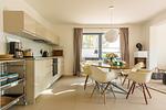 Moderne Küche mit Esstisch und Fenster - Drei Akazien Wohnung 1 - Top-Hundeurlaub
