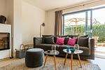Gemütlicher Wohnbereich mit Zugang zur Terrasse - Drei Akazien Wohnung 1 - Top-Hundeurlaub