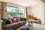 Heller Wohnraum mit Sofa und Sessel - Drei Akazien Wohnung 1 - Top-Hundeurlaub