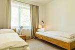 Schlafzimmer mit Einzelbetten und Fenster - Drei Akazien Wohnung 1 - Top-Hundeurlaub