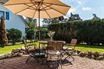 Terrasse mit Tisch und Sonnenschirm - Drei Akazien Wohnung 1 - Top-Hundeurlaub