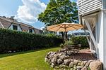 Terrasse mit Tisch und Sonnenschirm im Garten - Drei Akazien Wohnung 1 - Top-Hundeurlaub