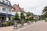 Straßenansicht mit Gebäuden und Werbeschildern - Drei Akazien Wohnung 1 - Top-Hundeurlaub