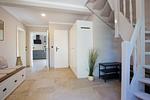 Eingangsbereich mit Treppe und Stauraum - Strandhaus Luv - Top-Hundeurlaub