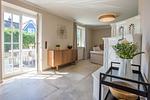 Wohnzimmer mit Fenster und stilvollen Möbeln - Strandhaus Luv - Top-Hundeurlaub