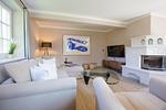 Gemütliches Wohnzimmer mit Sofa und Fernseher - Strandhaus Luv - Top-Hundeurlaub