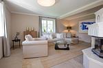 Heller Wohnraum mit Sofa und Tisch - Strandhaus Luv - Top-Hundeurlaub