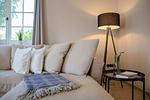Helles Wohnzimmer mit Sofa und Stehlampe - Strandhaus Luv - Top-Hundeurlaub