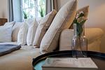 Gemütliches Wohnzimmer mit Ecksofa und Dekoration - Strandhaus Luv - Top-Hundeurlaub