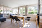 Heller Wohnraum mit Tisch und Sofas - Strandhaus Luv - Top-Hundeurlaub