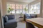 Helles Wohnzimmer mit gemütlichen Sofas - Strandhaus Luv - Top-Hundeurlaub