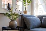 Gemütliches Wohnzimmer mit Sofa und großen Fenstern. - Strandhaus Luv - Top-Hundeurlaub