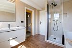 Modernes Badezimmer mit Dusche und Waschbecken - Strandhaus Luv - Top-Hundeurlaub