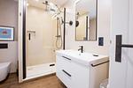 Modernes Badezimmer mit Dusche und Waschbecken - Strandhaus Luv - Top-Hundeurlaub