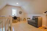 Heller Aufenthaltsraum mit Sofa und Tisch - Strandhaus Luv - Top-Hundeurlaub