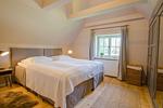 Helles Schlafzimmer mit Doppelbett - Strandhaus Luv - Top-Hundeurlaub