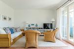 Helles Wohnzimmer mit Sofa und Sesseln - Wiesenidyll - Top-Hundeurlaub