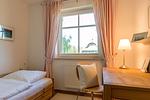 Schlafzimmer mit Einzelbett und Schreibtisch - Wiesenidyll - Top-Hundeurlaub