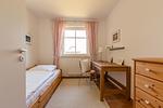 Schlafzimmer mit Einzelbett und Schreibtisch - Wiesenidyll - Top-Hundeurlaub