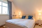 Schlafzimmer mit Doppelbett und Nachtischlampen - Wiesenidyll - Top-Hundeurlaub