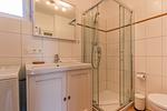 Modernes Badezimmer mit Dusche und Waschbecken - Wiesenidyll - Top-Hundeurlaub