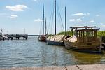 Boote am Steg mit sanften Wellen - Wiesenidyll - Top-Hundeurlaub