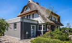 Außenansicht eines modernen Gebäudes mit Reetdach - Strandrausch - Top-Hundeurlaub