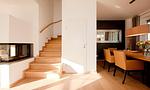 Moderne Wohnraum mit Esstisch und Treppe - Strandrausch - Top-Hundeurlaub