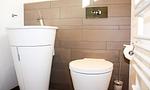 Modernes Badezimmer mit Waschbecken und Toilette - Strandrausch - Top-Hundeurlaub