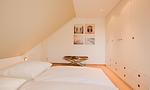 Modernes Schlafzimmer mit Doppelbett und minimalistischem Design - Strandrausch - Top-Hundeurlaub