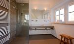 Moderner Raum mit Dusche und Doppelwaschbecken - Strandrausch - Top-Hundeurlaub
