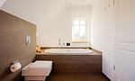 Modernes Badezimmer mit Badewanne und WC - Strandrausch - Top-Hundeurlaub