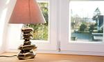 Moderne Lampe im Wohnzimmer vor Fenstern - Strandrausch - Top-Hundeurlaub