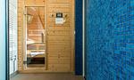 Moderne Sauna mit blauen Fliesen - Strandrausch - Top-Hundeurlaub