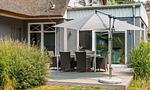 Terrasse mit Tisch und Sonnenschirm - Strandrausch - Top-Hundeurlaub