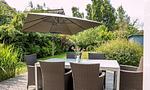 Terrasse mit Tisch und Sonnenschirm - Strandrausch - Top-Hundeurlaub