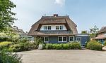 Außenansicht eines reetgedeckten Hauses mit Garten - Strandrausch - Top-Hundeurlaub