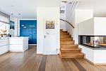 Moderne Innenansicht mit Küche und Treppe - Freischwimmer - Top-Hundeurlaub