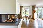Wohnzimmer mit Kamin und Essbereich - Freischwimmer - Top-Hundeurlaub