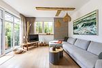 Helles Wohnzimmer mit Sofa und Fernseher - Freischwimmer - Top-Hundeurlaub