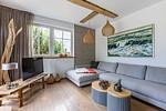 Moderne Innenansicht eines Wohnzimmers mit Sofa und Fernseher. - Freischwimmer - Top-Hundeurlaub