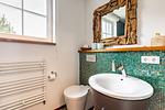 Modernes Badezimmer mit Waschbecken und WC - Freischwimmer - Top-Hundeurlaub