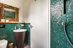 Modernes Badezimmer mit Dusche und Mosaikfliesen - Freischwimmer - Top-Hundeurlaub