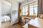 Ein Wohnzimmer mit Stuhl und Lampe. - Freischwimmer - Top-Hundeurlaub